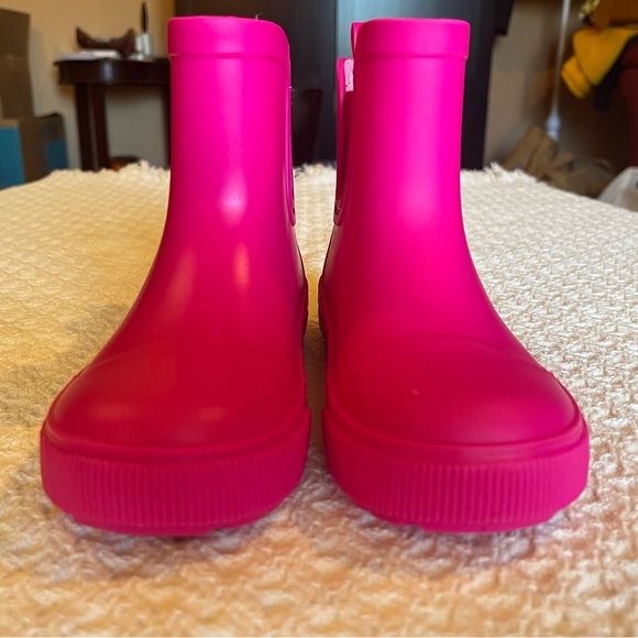 GAP toddler rubber rain boots. Quick-drying upper Rubber gripper sole Pink. 9/10 - Picture 4 of 10